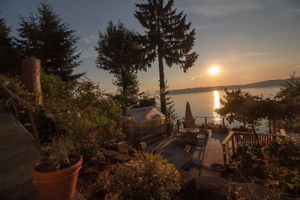 Mukilteo Bluff Apartment with 155 degree Sound and Mountain view.