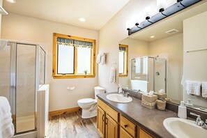 Combined shower/tub, hair dryer, towels, soap - Golf Course Home amazing Mtn-Views/HotTub/Star Gazing/Ski/Hike/Golf/Gather/WiFi (Red Lodge)