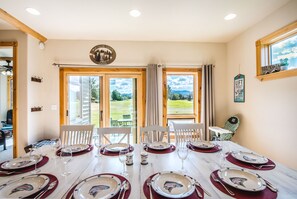 Dining - Golf Course Home amazing Mtn-Views/HotTub/Star Gazing/Ski/Hike/Golf/Gather/WiFi (Red Lodge)