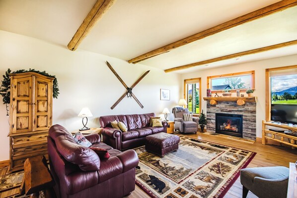 TV connectée, cheminée, lecteur de DVD, baby-foot