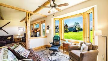 Smart TV, chimenea, reproductor de DVD y futbolito