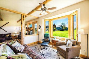 Smart TV, fireplace, DVD player, table football - Golf Course Home amazing Mtn-Views/HotTub/Star Gazing/Ski/Hike/Golf/Gather/WiFi (Red Lodge)