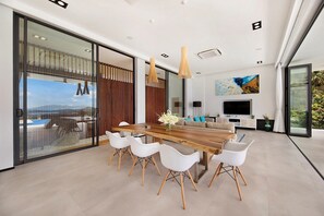 Deluxe Villa | In-room dining