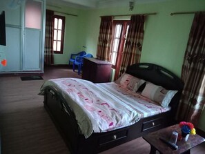 Deluxe-Doppel- oder -Zweibettzimmer, 2 Schlafzimmer | 1 Schlafzimmer, hochwertige Bettwaren, Zimmersafe, Schreibtisch