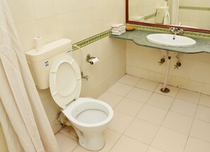 Quarto luxo, para não fumantes | Banheiro | Chuveiro, toalhas de banho