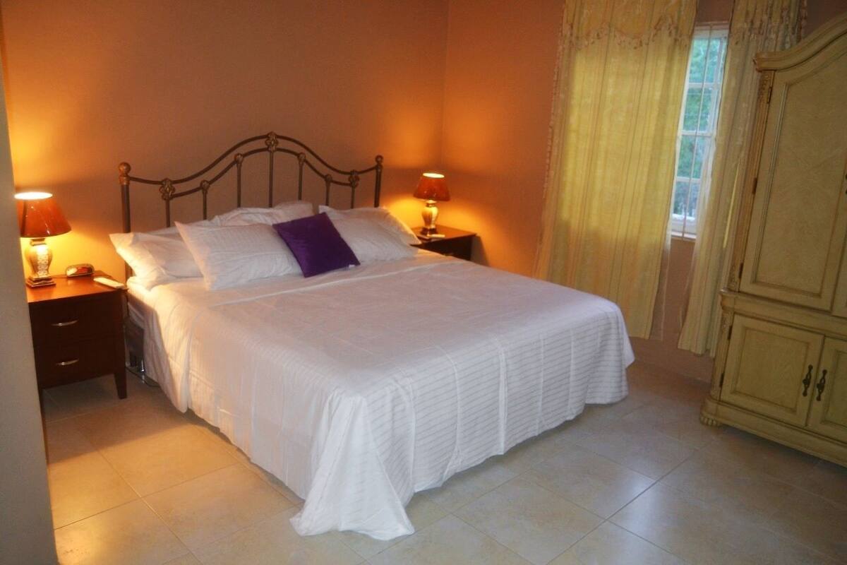 Villa Deluxe, 1 très grand lit, balcon, vue sur la piscine | Bureau, fer et planche à repasser, accès au Wi-Fi (inclus)