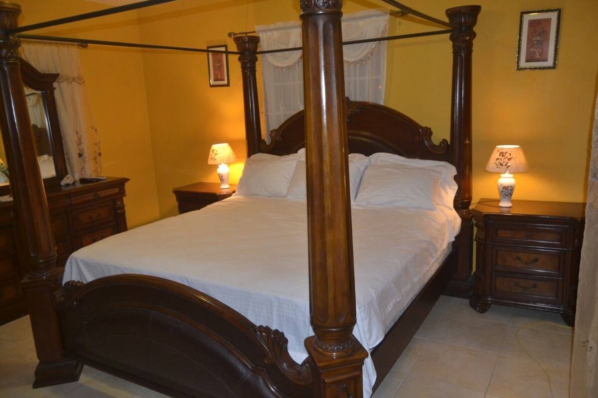 Villa exclusive, 1 très grand lit, balcon, vue sur la piscine | Bureau, fer et planche à repasser, accès au Wi-Fi (inclus)