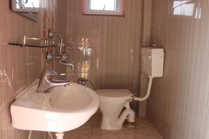 Kahden hengen huone | Kylpyhuone | Suihku, ilmaiset hygieniatuotteet