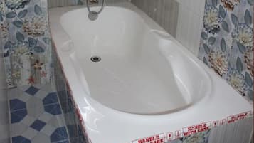 Habitación doble | Baño | Ducha y artículos de higiene personal gratuitos