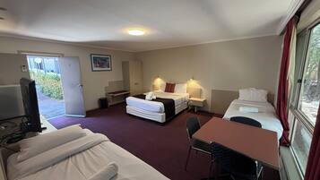 Quarto família | Cortinas blackout, ferros/tábuas de passar roupa, Wi-Fi de cortesia