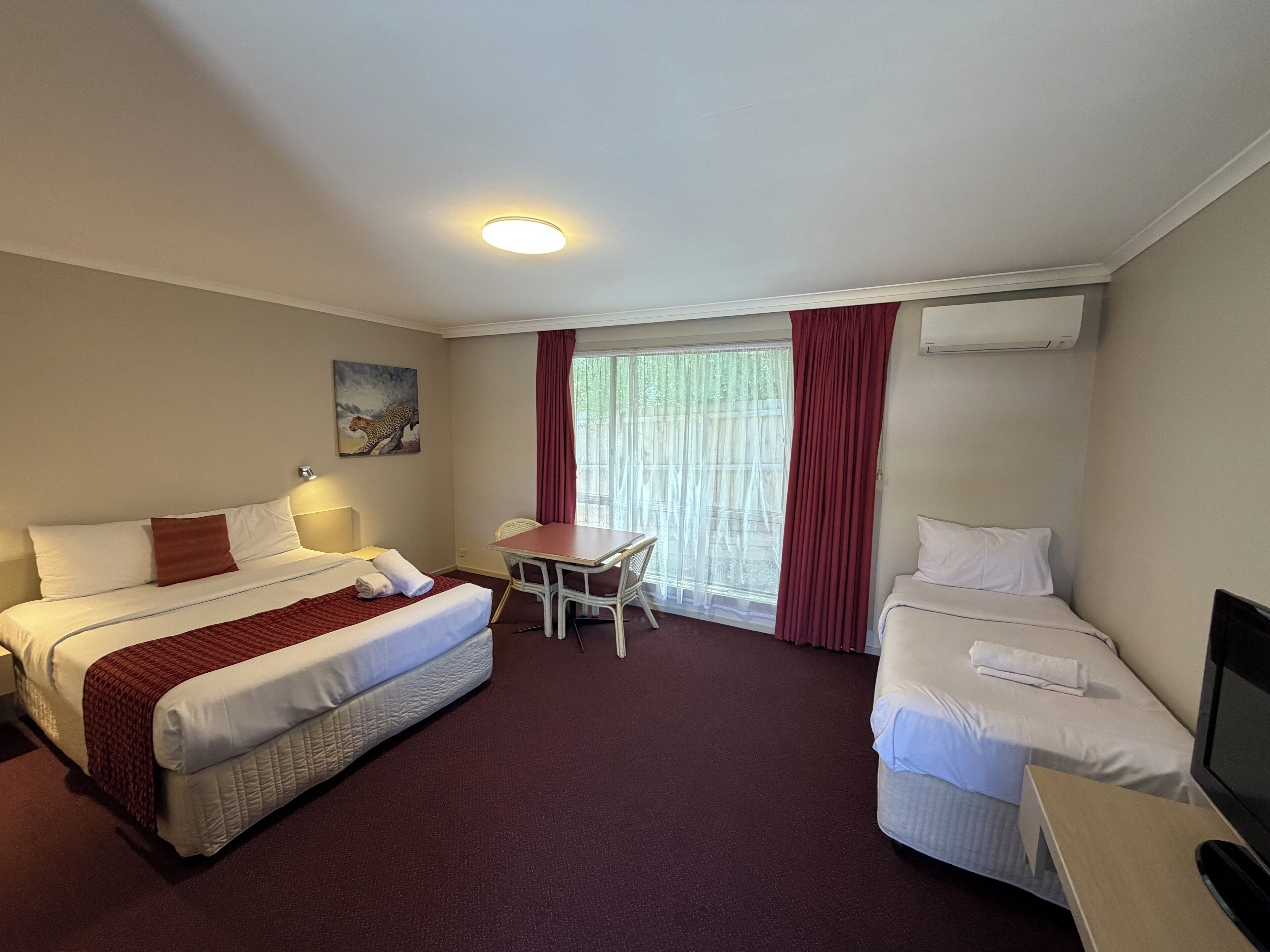 Cortinas blackout, ferros/tábuas de passar roupa, Wi-Fi de cortesia