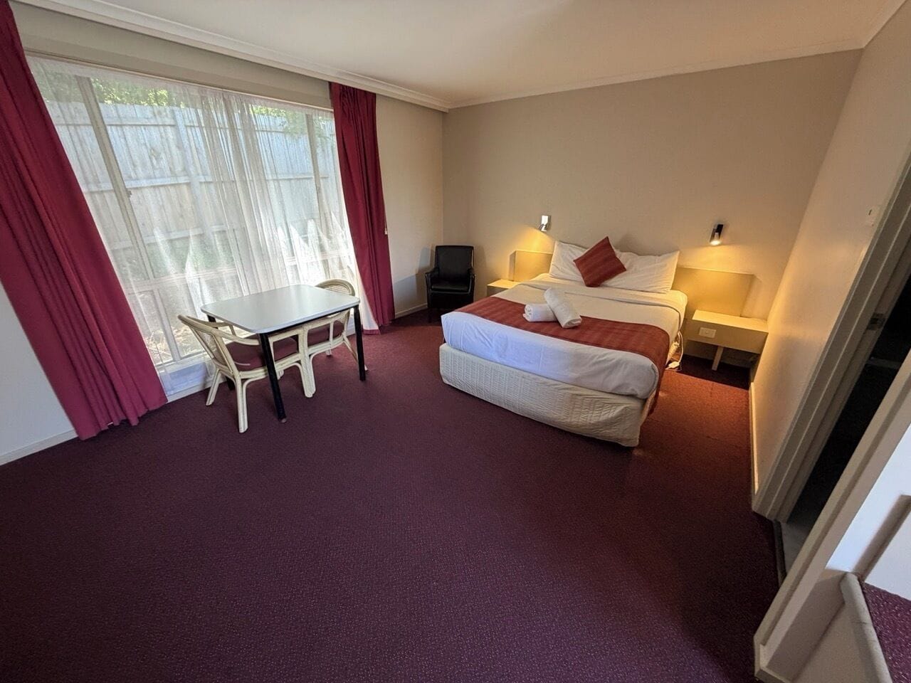 Cortinas blackout, tabla de planchar con plancha y wifi gratis 