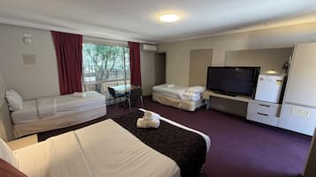 Habitación familiar | Cortinas opacas, tabla de planchar con plancha, wifi gratis