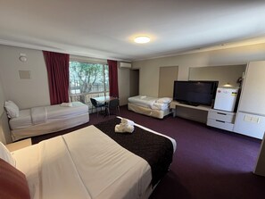 ستائر تعتيم ومكواة/لوح كي وواي فاي مجانًا وملاءات أسرّة