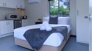 Studio | Blackout drapes, iron/ironing board, free WiFi, bed sheets - Ringwood Lake Inn (Ringwood)