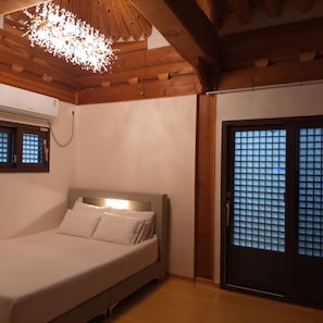 Kkotsim | 1 bedroom, blackout drapes, free WiFi