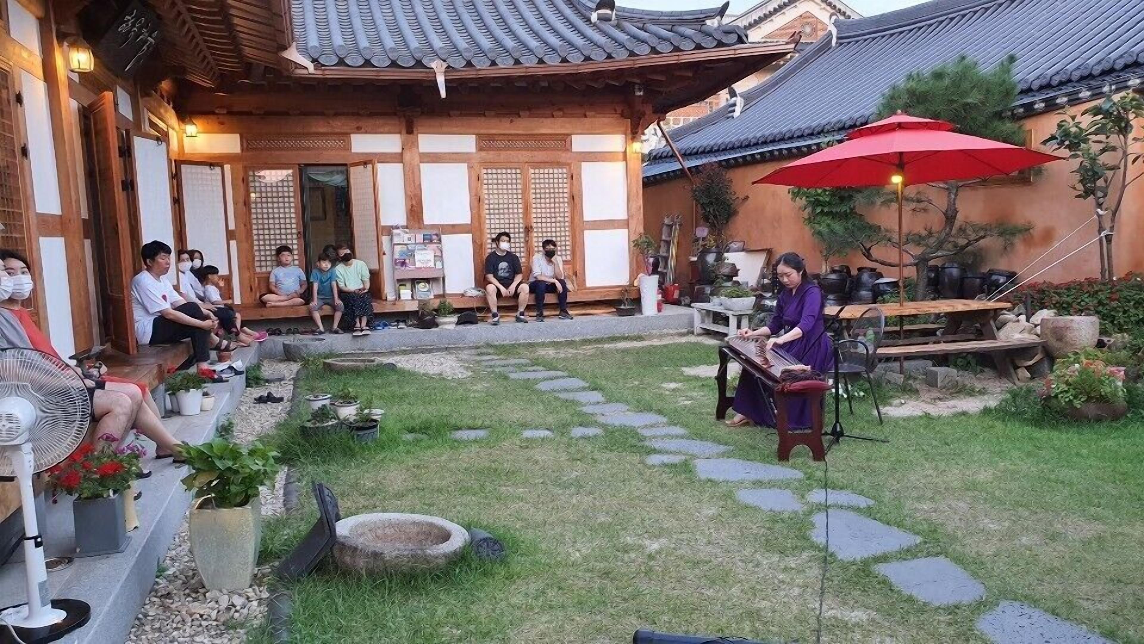 Perinteinen japanilainen rakennus, jossa on puinen ulkoverhous ja laattakatto.