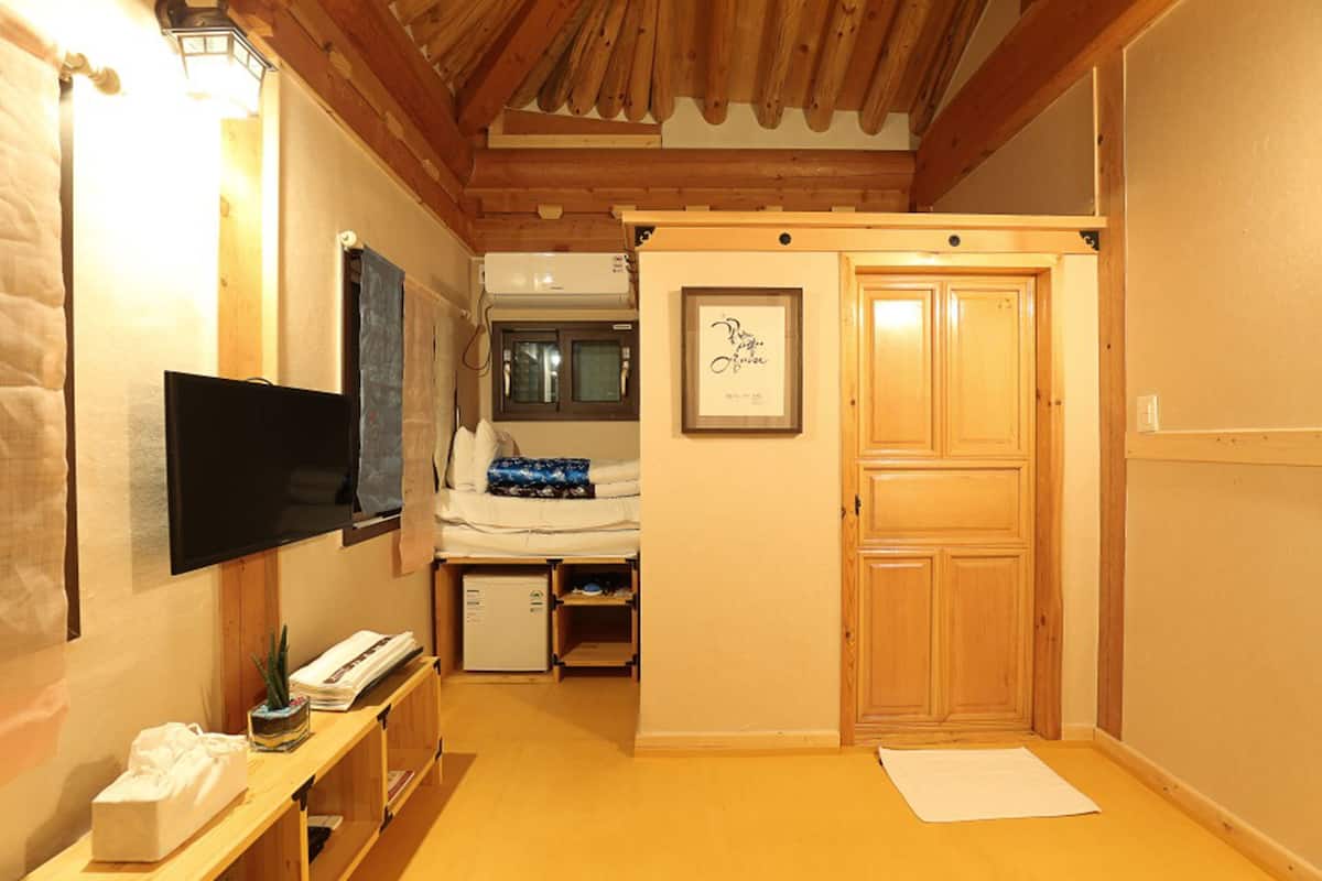 Daedong | 1 bedroom, blackout drapes, free WiFi