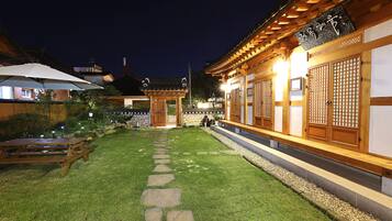 Un edificio japonés tradicional con un sendero de piedra que conduce a una entrada de madera.