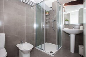 シャワー、ヘアドライヤー、タオル