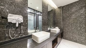 Luxury Party | Bathroom | Free toiletries, hair dryer