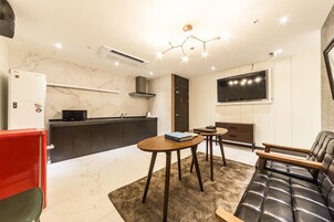 Una sala moderna con un sofá, una mesa de centro y un televisor.