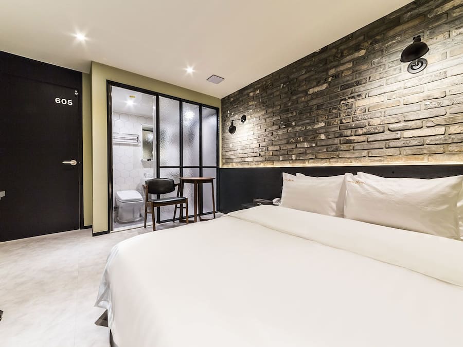 Bàn, phòng cách âm, truy cập Internet không dây miễn phí