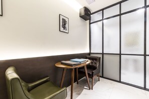 Escritorio, sistema de insonorización y wifi gratis 