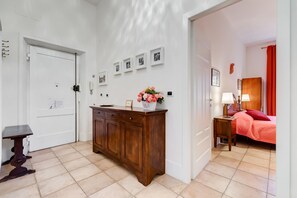 2 habitaciones, tabla de planchar con plancha y cunas gratuitas 
