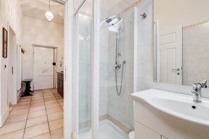 Apartment, 2 Bedrooms, Non Smoking | Bathroom | Shower, hair dryer, bidet, towels - Domus Ricca Termini (Rome)