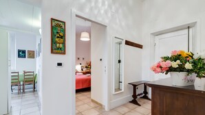 A hallway with a bed, a desk, and a mirror. - Domus Ricca Termini (Rome)