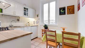 Apartment, 2 Bedrooms, Non Smoking | In-room dining