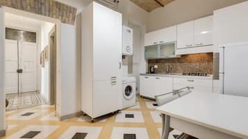Apartamento, 3 quartos, 2 banheiros, vista para a cidade | Cozinha privada | Geladeira, micro-ondas, cooktop, lava-louças