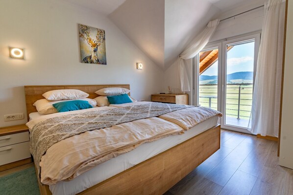 1 bedroom, in-room safe, soundproofing, free cribs/infant beds