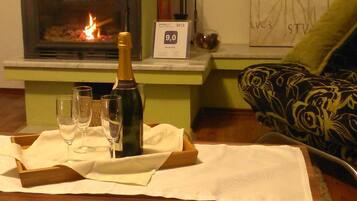 Comfort Double Room, 1 Katil Raja (King), Balcony | 1 bilik tidur, peti besi dalam bilik, kalis bunyi