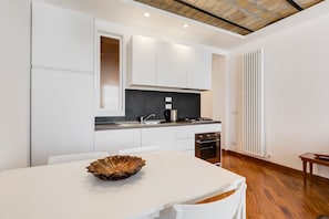 Apartment, 1 Queen-Bett und Schlafsofa, Nichtraucher, Stadtblick | Essbereich im Zimmer