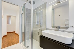 Apartamento, 1 cama Queen e sofá-cama, para não fumantes, vista para a cidade | Banheiro | Chuveiro, secador de cabelo, bidê, toalhas de banho