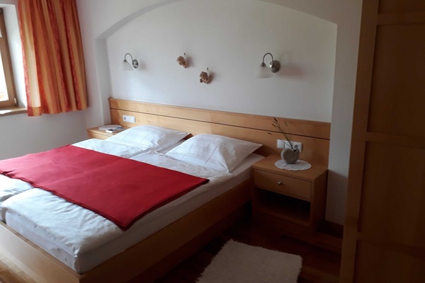 DZ neu max 2 P (Typ A) Bett mit Rundbogen
mit Engeln verziert