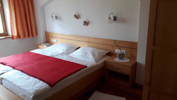 1 bedroom, desk, WiFi, bed sheets