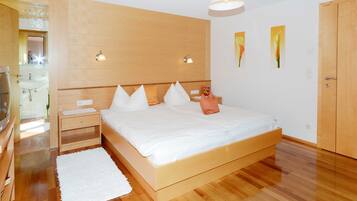 1 bedroom, desk, WiFi, bed sheets