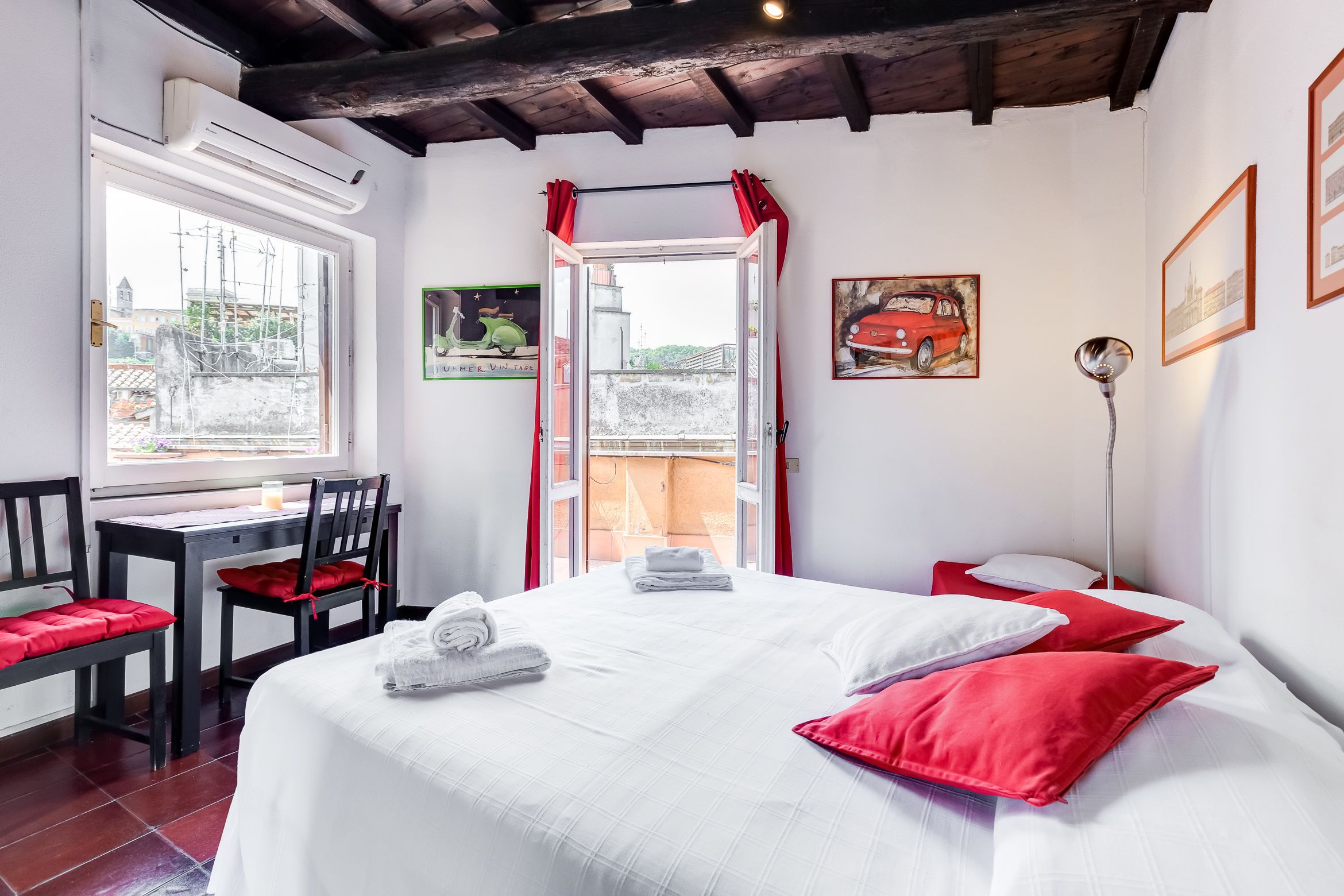Appartamento, 1 letto queen, terrazzo, vista città | 1 camera, una scrivania, ferro/asse da stiro, Wi-Fi gratuito
