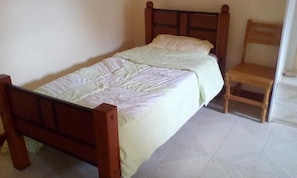 Standard Twin Room | Desk, bed sheets