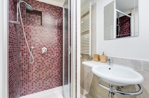 Apartment, 2 Bedrooms, Non Smoking, Kitchen | Bathroom | Shower, hair dryer, bidet, towels - San Cosimato House (Rome)
