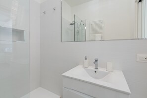 Appartement, niet-roken, airconditioning | Badkamer | Een douche, een haardroger, een bidet, handdoeken