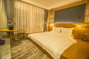 Minibar, in-room safe, desk, blackout drapes - Jiangnanxi Hotel (Guangzhou)