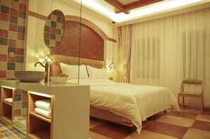 Minibar, Zimmersafe, Schreibtisch, Verdunkelungsvorhänge