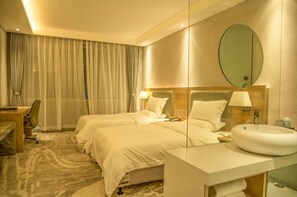Minibar, in-room safe, desk, blackout drapes - Jiangnanxi Hotel (Guangzhou)