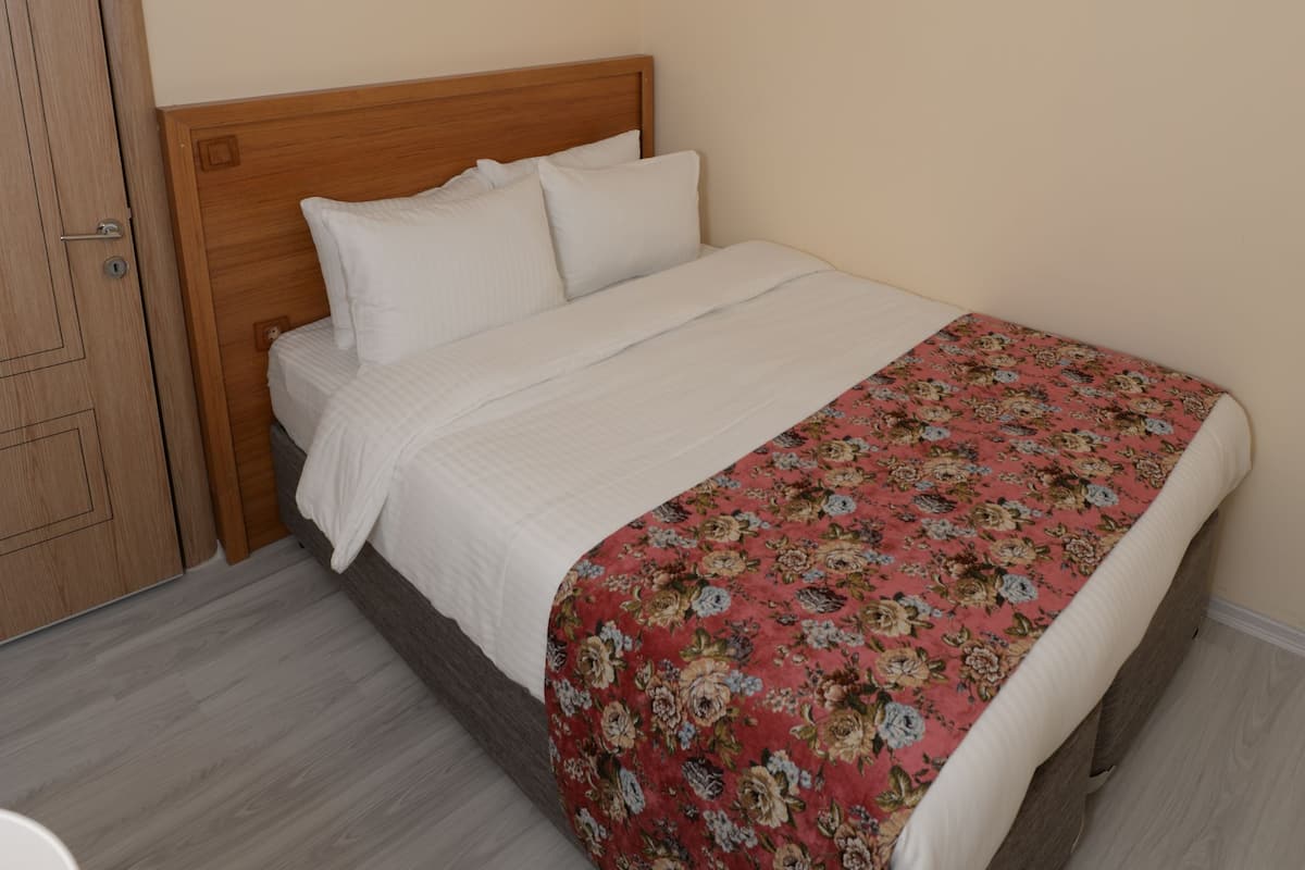 Escritorio, cunas gratuitas, wifi gratis y ropa de cama