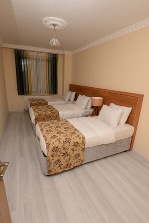 基础客房 | 办公桌、免费婴儿床、免费 WiFi、床单