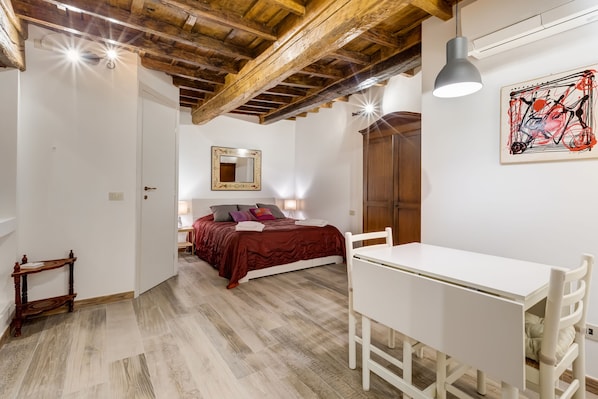 Appartement, 1 grand lit, non-fumeurs, climatisation | 1 chambre, coffres-forts dans les chambres, lits bébé (gratuits)